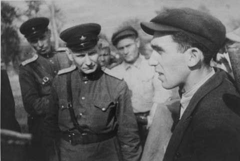 Survivor talks with Russian officers after the liberation of Sachsenhausen